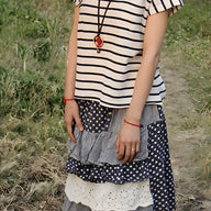 Bracelet cordon rouge avec pierre d'agate noire porté au poignet féminin, style décontracté.