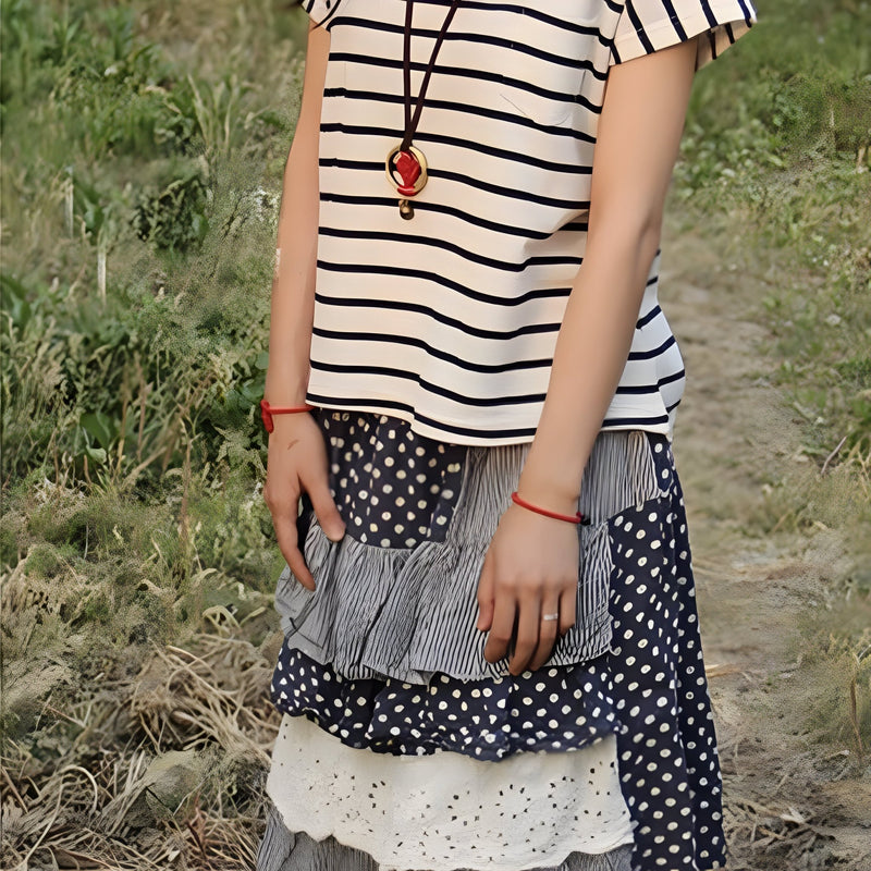 Bracelet cordon rouge avec pierre d'agate noire porté au poignet féminin, style décontracté.