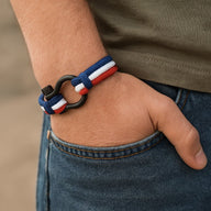 Bracelet cordon tricolore bleu blanc rouge avec mousqueton en acier noir, style décontracté homme.