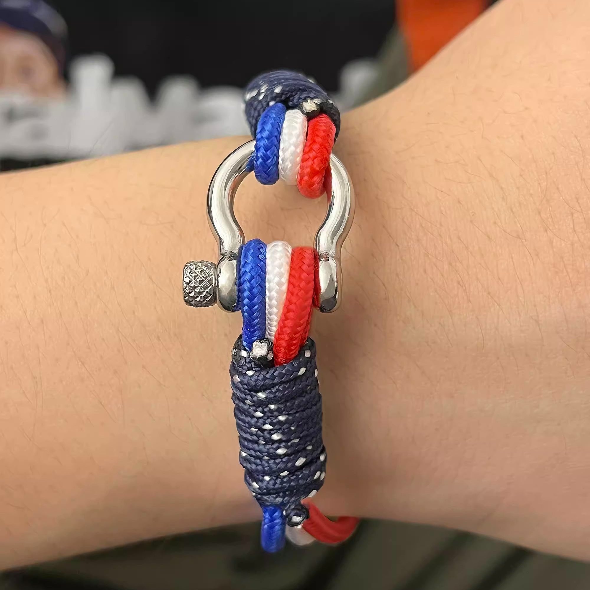 Bracelet cordon bleu blanc rouge, mousqueton en titane, pour homme, modèle Alvin - La Boutique du Bracelet