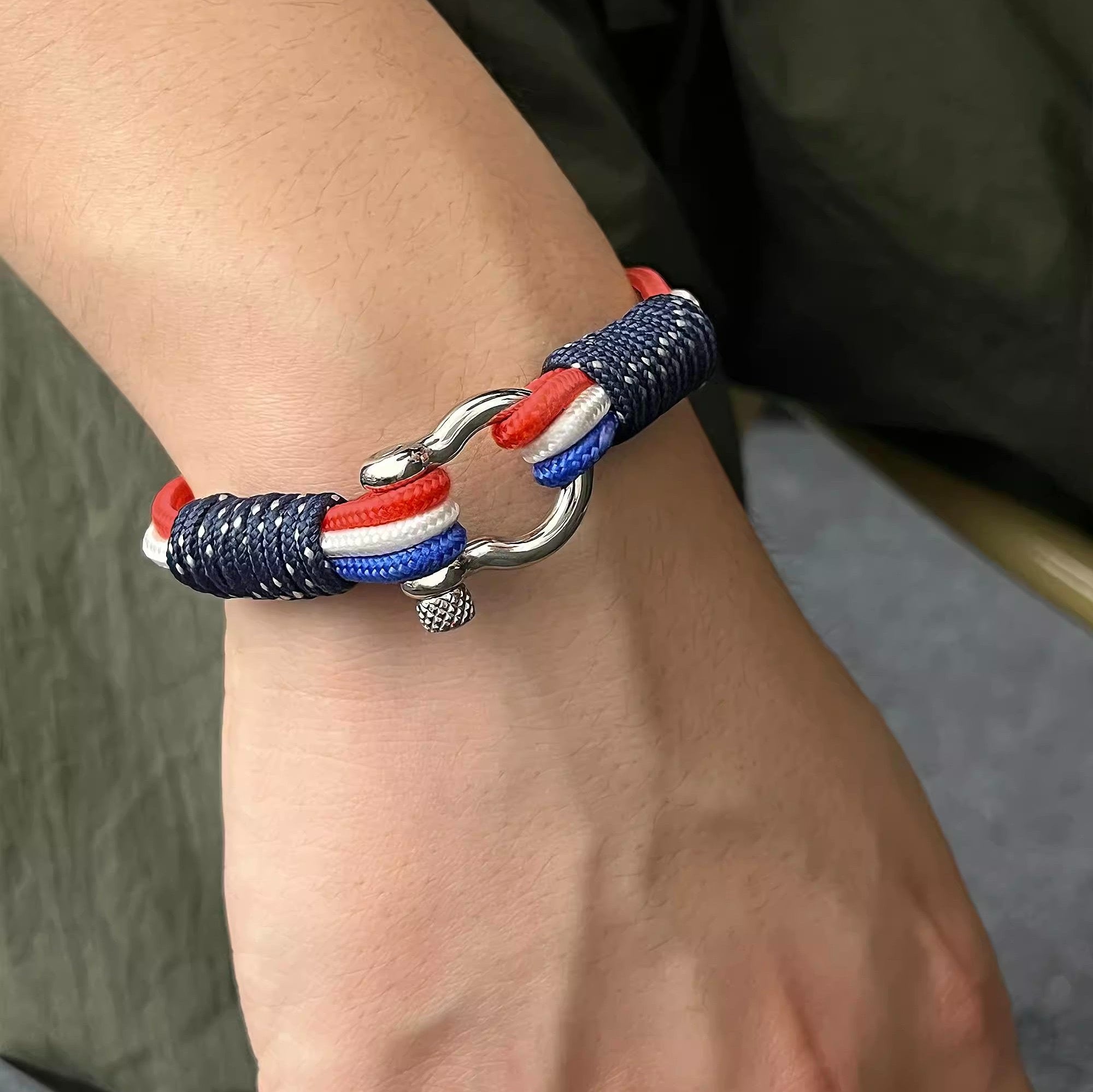 Bracelet cordon bleu blanc rouge, mousqueton en titane, pour homme, modèle Alvin - La Boutique du Bracelet