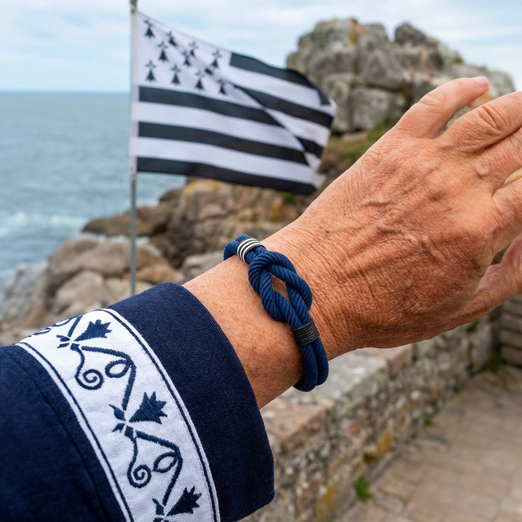 Bracelet cordon bleu marine tressé avec noeud marin, style marin breton pour homme.