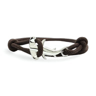 Bracelet cordon marron avec charm en métal argenté en forme de requin marteau.