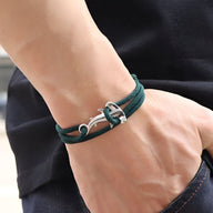 Bracelet cordon vert sapin avec charm requin marteau en métal sur poignet homme.
