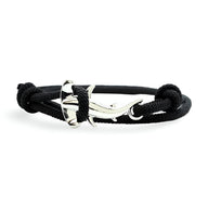 Bracelet cordon noir avec charm en forme de requin marteau en métal argenté.
