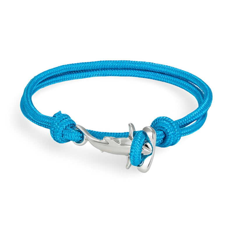 Bracelet cordon bleu clair avec charm requin marteau en métal argenté et fermeture nouée.