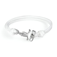 Bracelet cordon blanc avec charme requin marteau en métal argenté, style minimaliste.