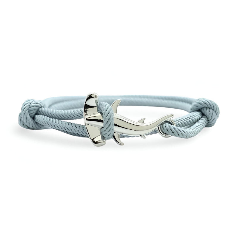 Bracelet cordon bleu clair avec charm en métal argenté en forme de requin marteau.