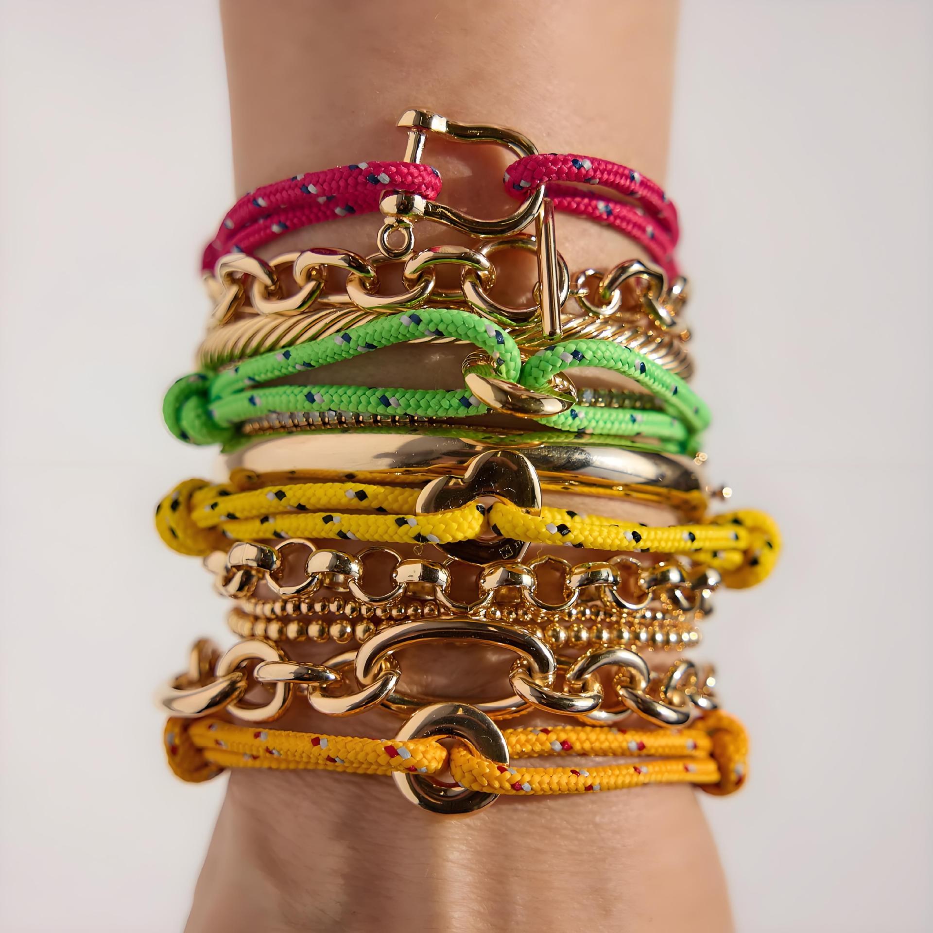 Bracelet cordon coloré, mousqueton doré, en acier inoxydable, pour femme, modèle Fermina - La Boutique du Bracelet