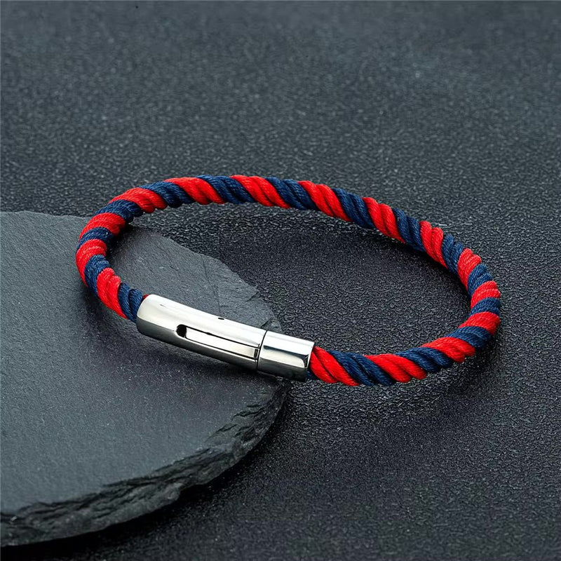 Bracelet cordon rouge et bleu torsadé avec fermoir métallique argenté, style mixte.
