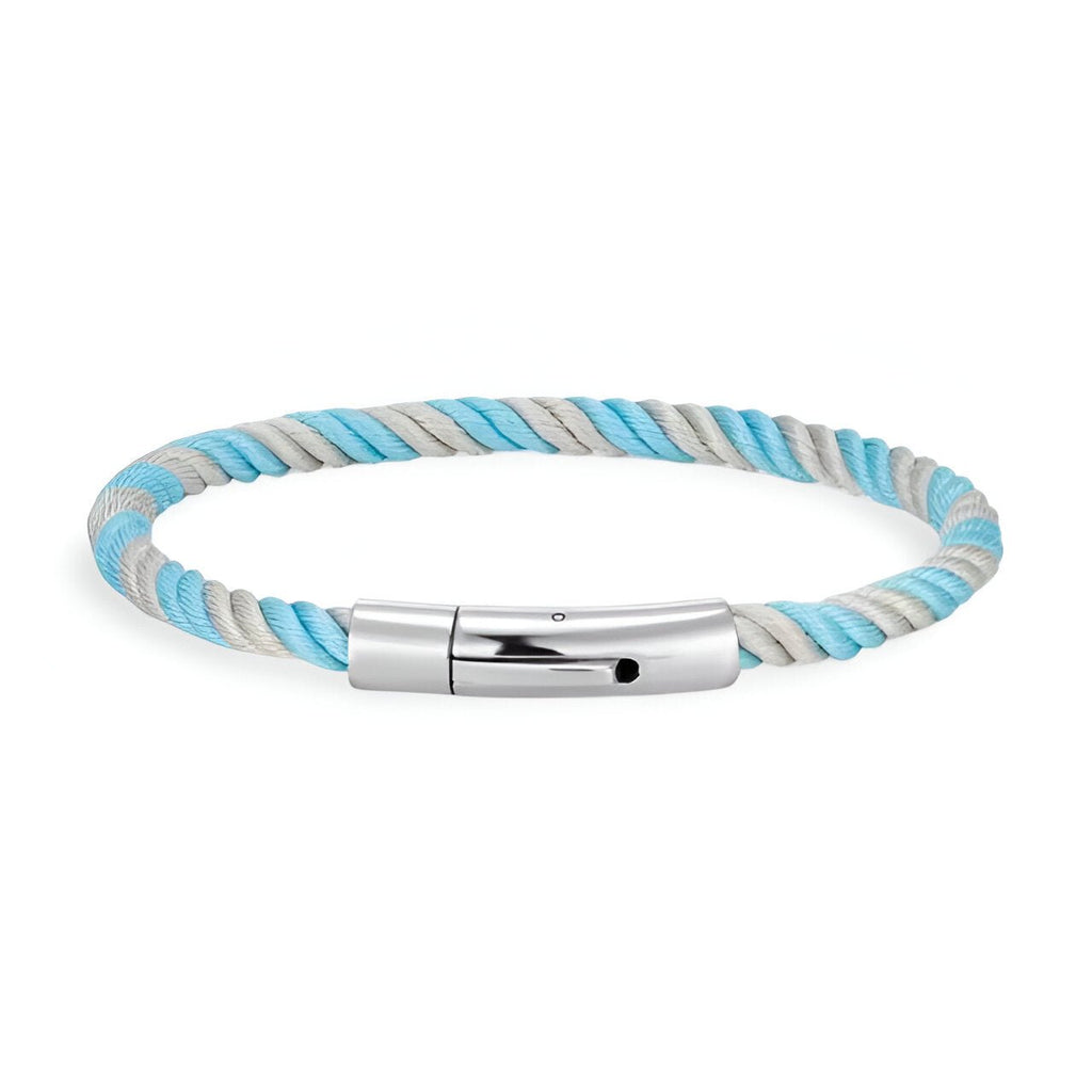 Bracelet cordon tressé bleu et blanc avec fermoir argenté lisse et brillant.