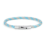 Bracelet cordon tressé bleu et blanc avec fermoir argenté lisse et brillant.