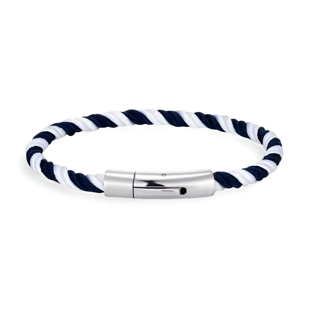 Bracelet cordon tressé bleu et blanc avec fermoir métallique argenté lisse et sécurisé.
