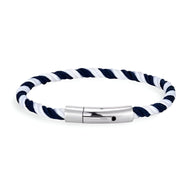Bracelet cordon tressé bleu et blanc avec fermoir métallique argenté lisse et sécurisé.