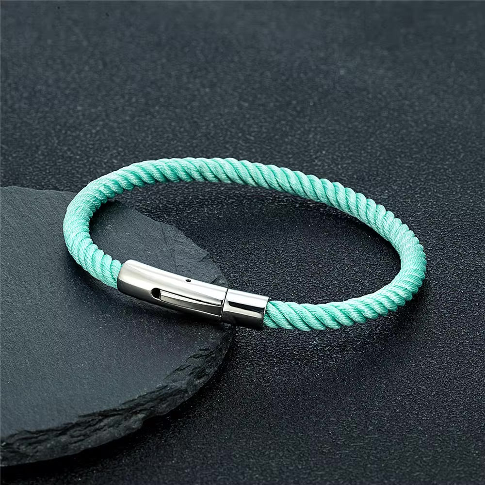 Bracelet cordon turquoise avec fermoir métallique argenté, style minimaliste et unisexe.