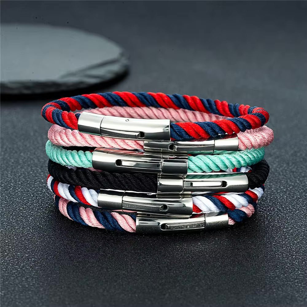 Lot de bracelets cordon tressés en rouge et bleu, turquoise clair, bleu blanc rouge, avec fermoirs métalliques argentés.