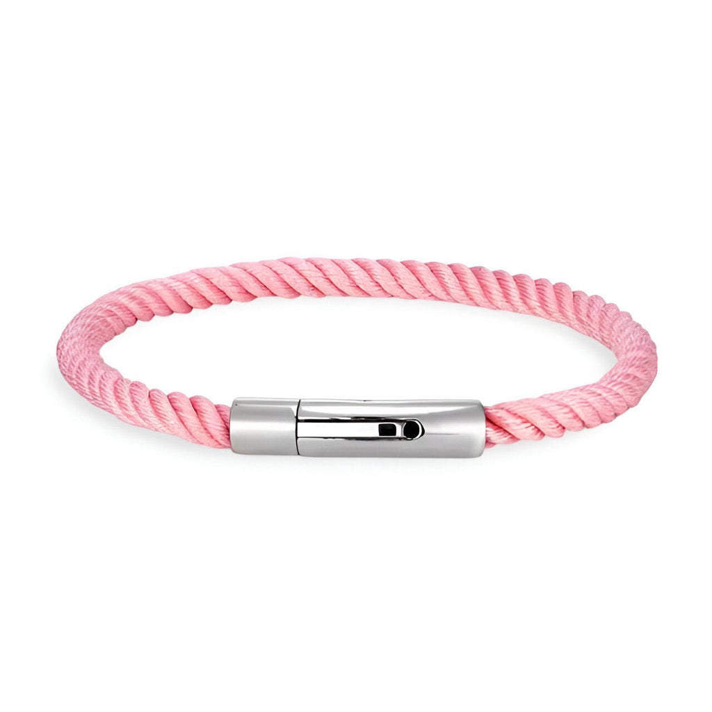 Bracelet cordon rose torsadé avec fermoir métallique brillant, style mixte élégant.