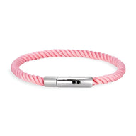 Bracelet cordon rose torsadé avec fermoir métallique brillant, style mixte élégant.