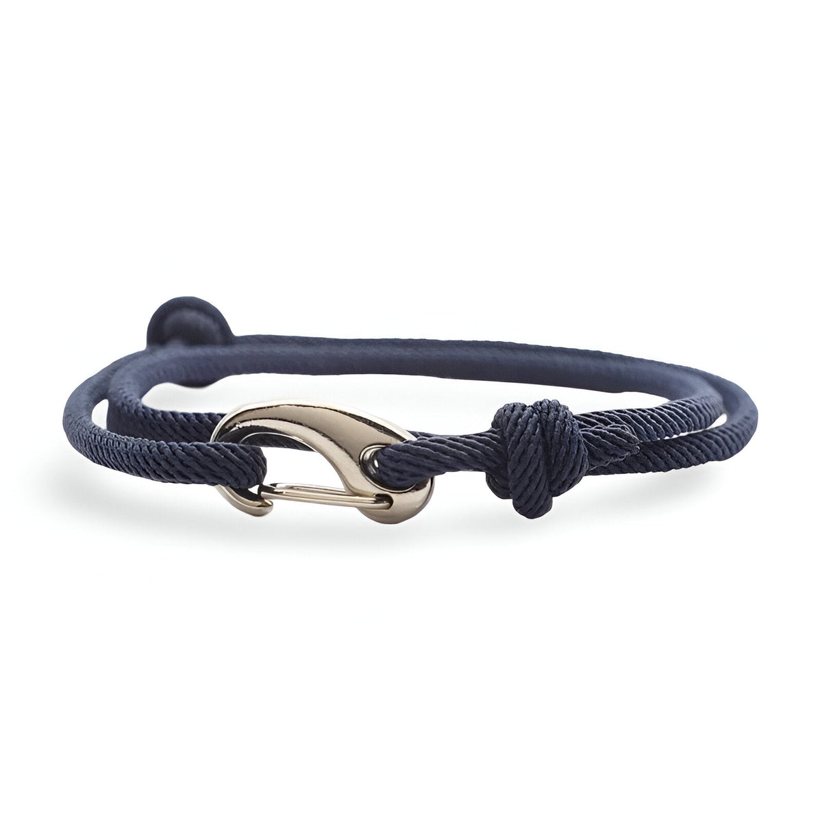 Bracelet cordon bleu marine avec fermoir mousqueton doré et nœuds coulissants.