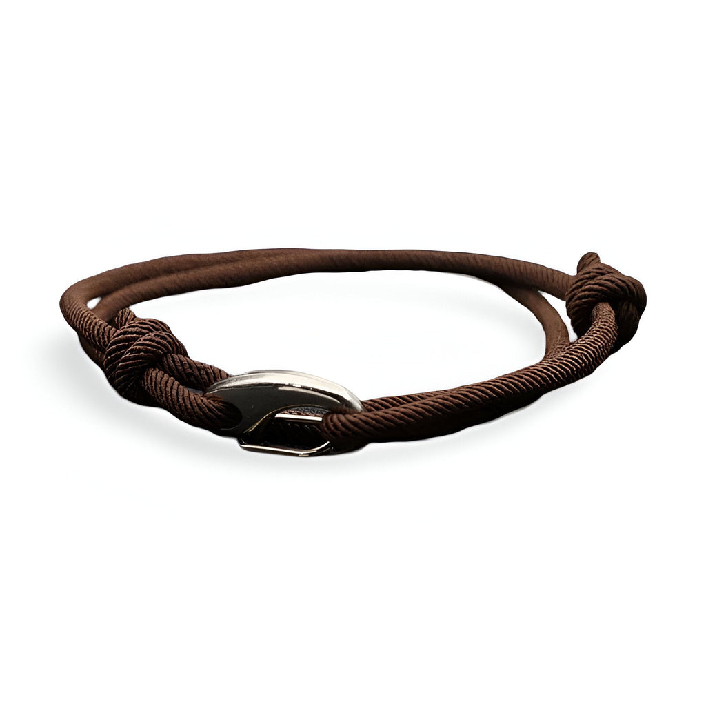 Bracelet cordon coulissant marron avec mousqueton métallique argenté, design simple et masculin.