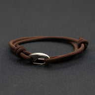 Bracelet cordon marron avec fermoir mousqueton argenté pour homme.