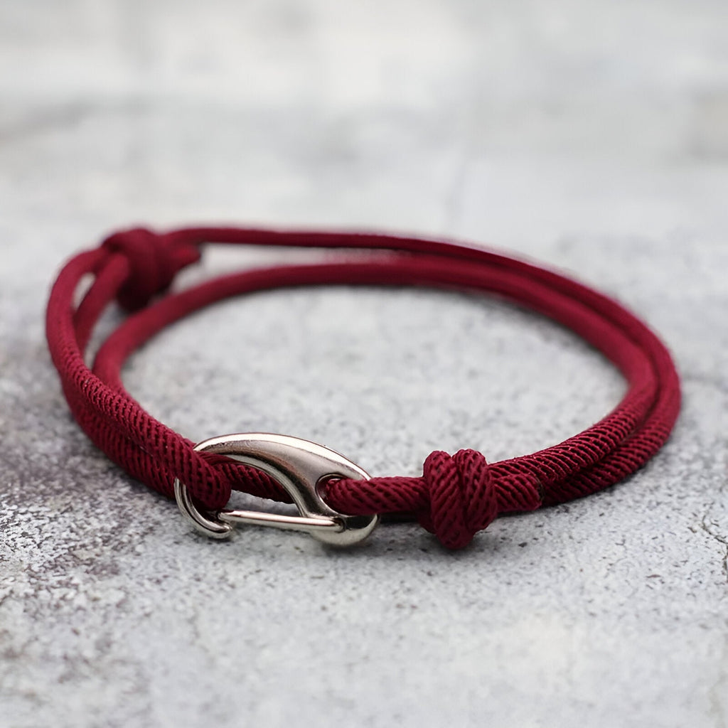 Bracelet cordon rouge bordeaux avec mousqueton métal argenté, style masculin élégant.