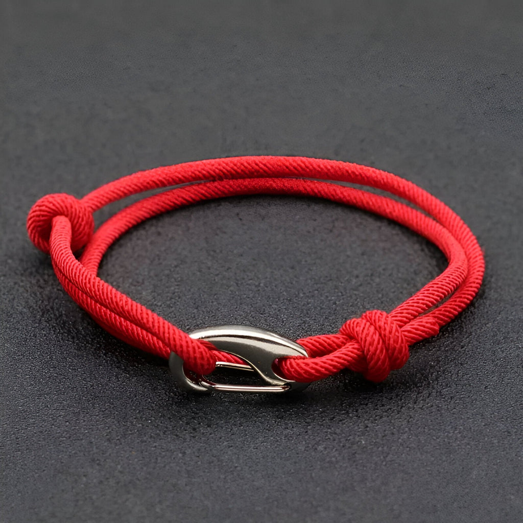 Bracelet cordon rouge avec mousqueton métallique argenté, style ajustable pour homme.