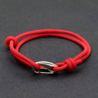 Bracelet cordon rouge avec mousqueton métallique argenté, style ajustable pour homme.