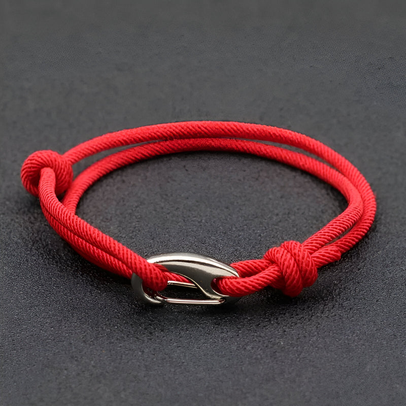 Bracelet cordon rouge avec mousqueton métallique argenté, style ajustable pour homme.