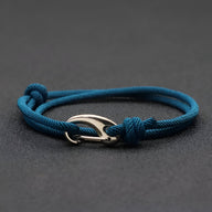 Bracelet cordon bleu marine avec mousqueton argenté et nœuds coulissants.