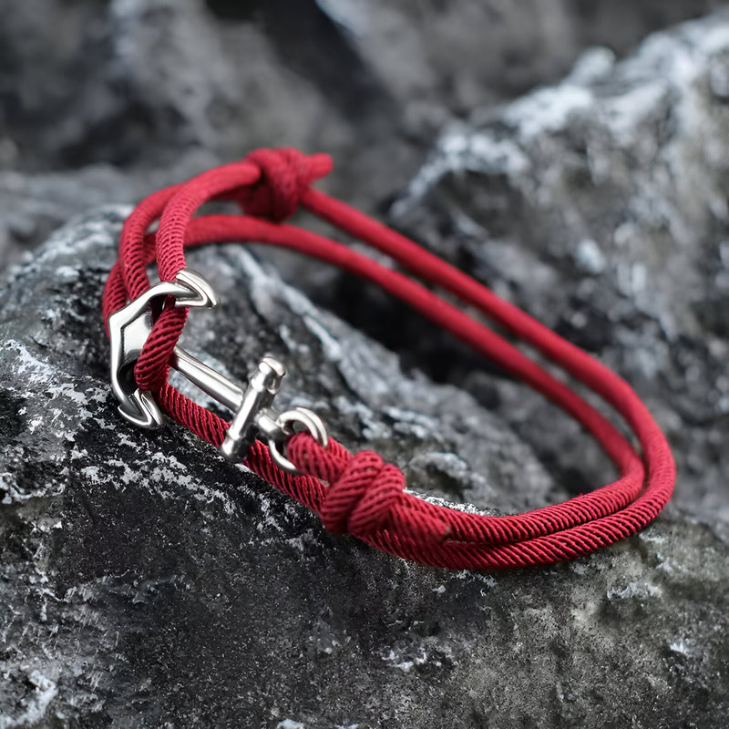 Bracelet cordon rouge ajustable avec ancre marine argentée élégante pour homme.