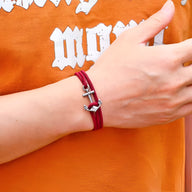 Bracelet cordon bordeaux avec ancre marine en métal argenté pour homme.