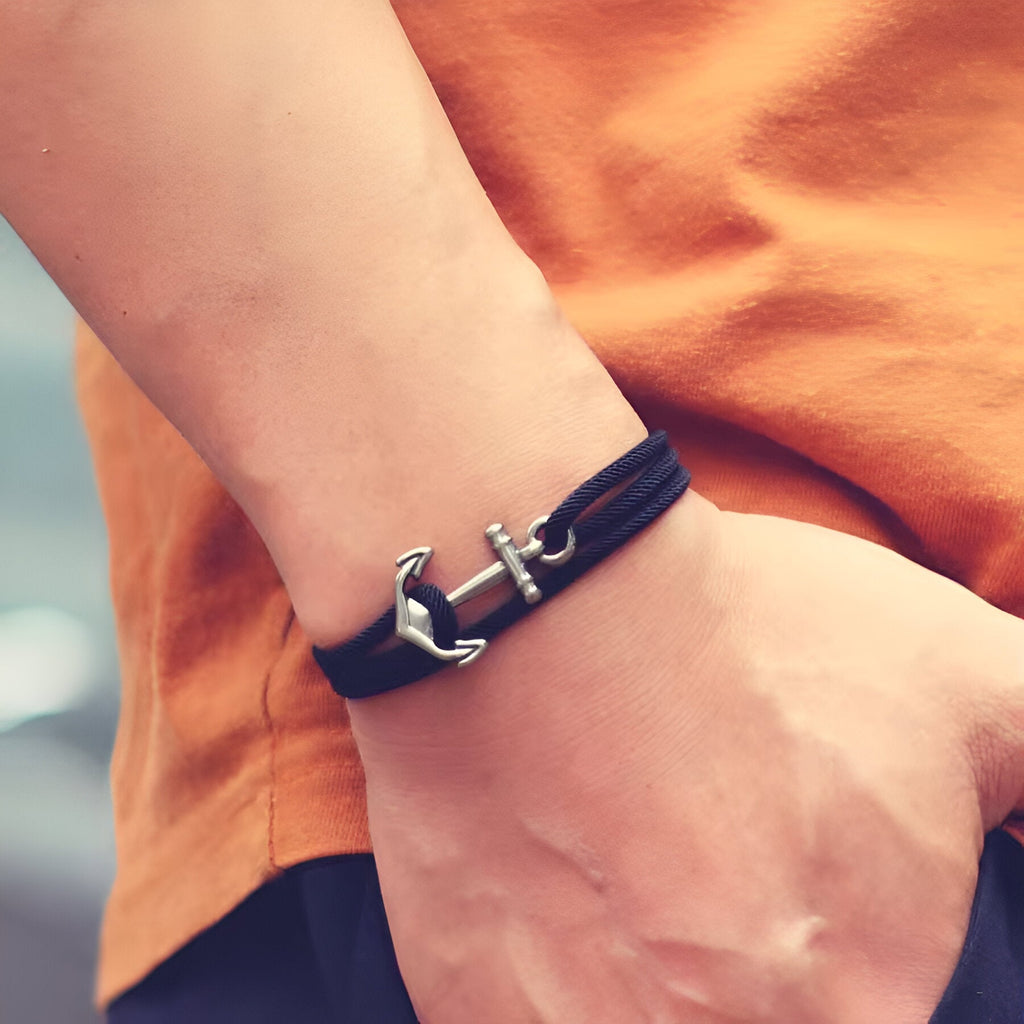 Bracelet homme cordon noir avec ancre marine en métal argenté ajustable.
