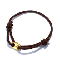 Bracelet cordon marron avec fermoir coulissant en métal doré, design minimaliste homme.