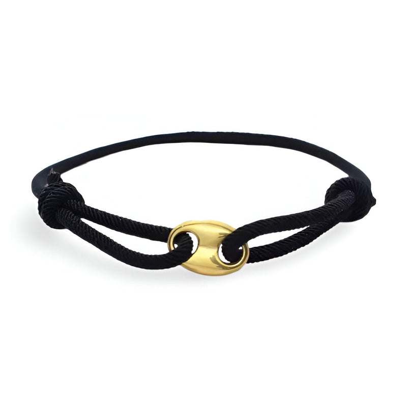 Bracelet cordon noir avec pendentif ovale doré et fermoir coulissant minimaliste.