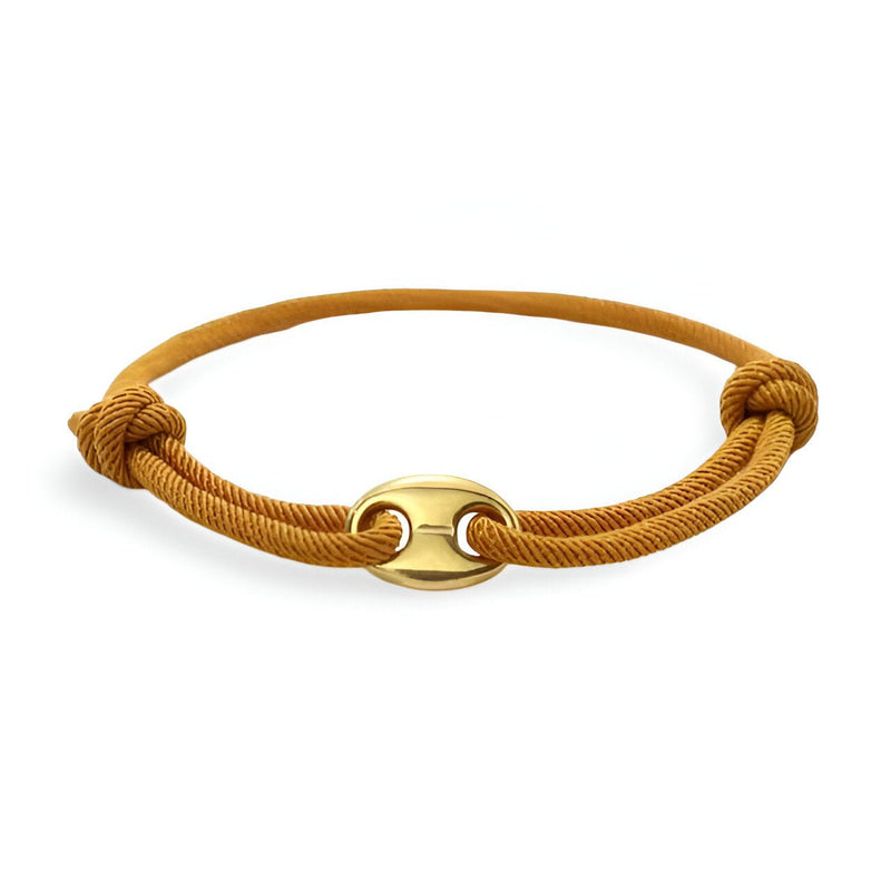 Bracelet cordon marron avec un fermoir métal doré au design minimaliste.