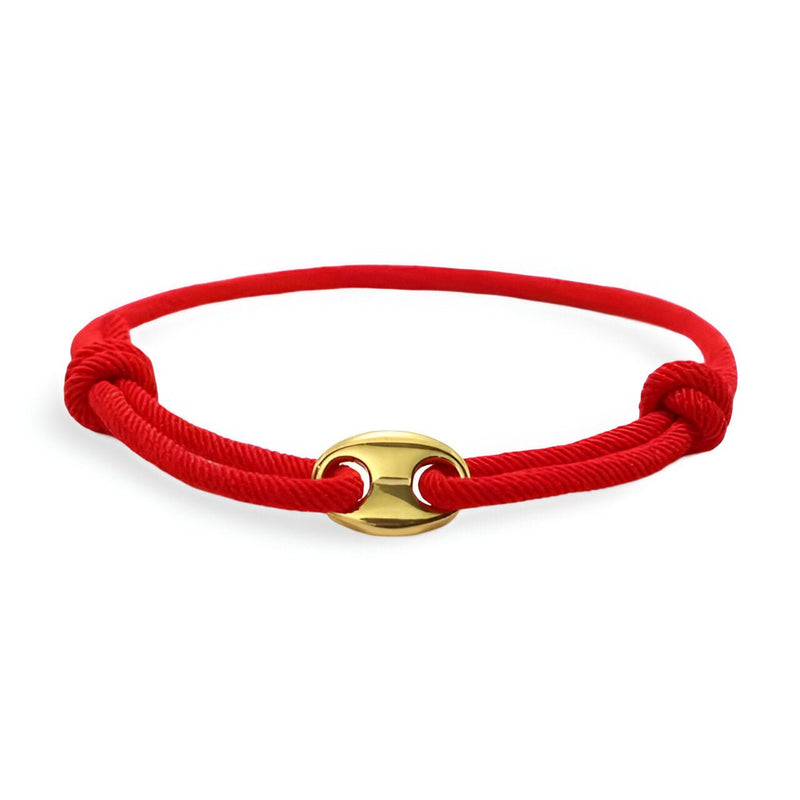 Bracelet cordon rouge avec détail ovale doré minimaliste et fermoir coulissant.