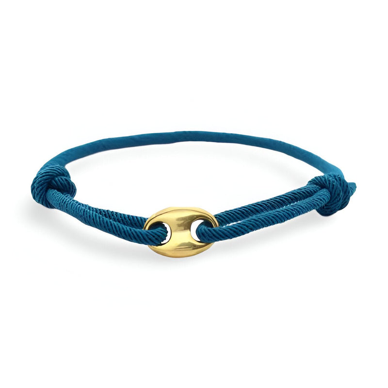 Bracelet cordon coulissant bleu avec un pendentif ovale en métal doré au design minimaliste.