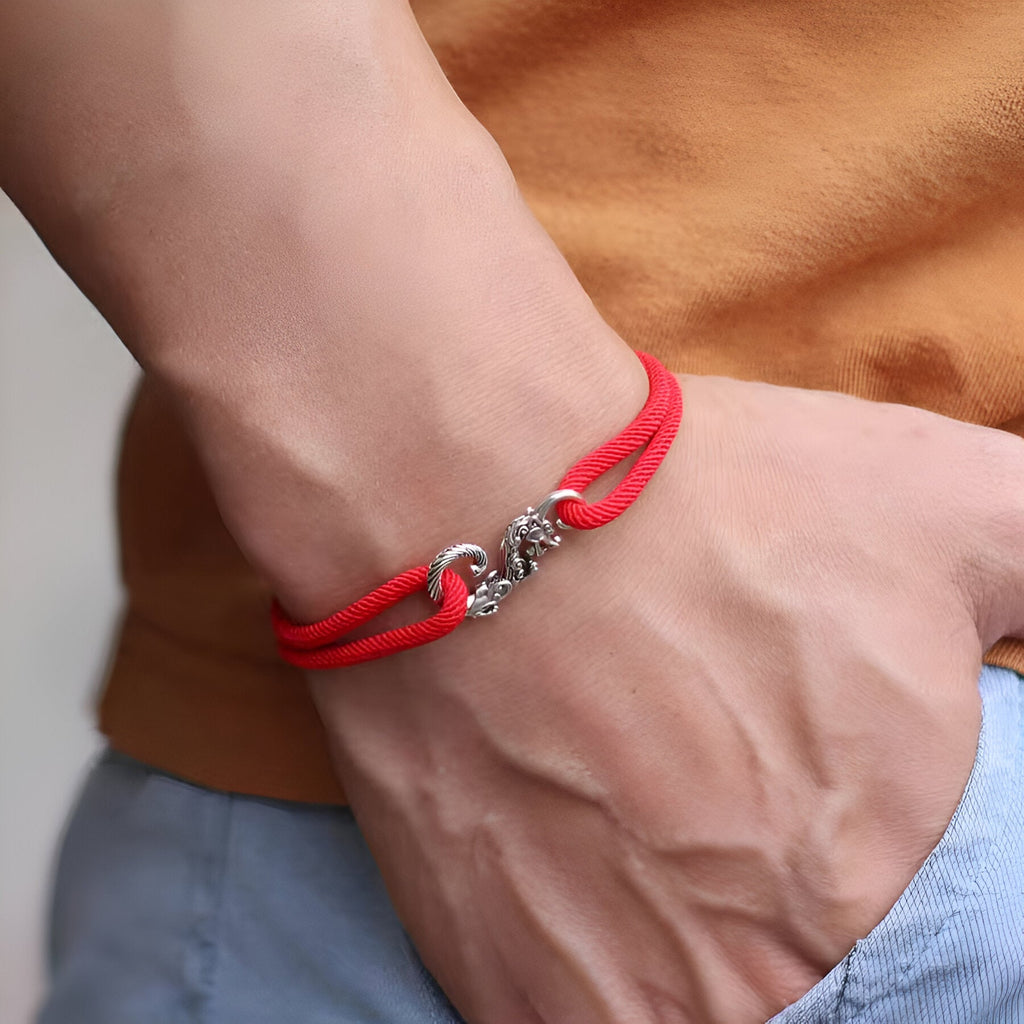 Bracelet cordon rouge avec pendentif dragon argenté, style coulissant pour homme.