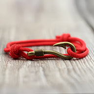 Bracelet cordon rouge avec hameçon en métal bronze ajustable pour homme.