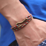 Bracelet cordon multicolore avec fermoir hameçon doré pour homme.