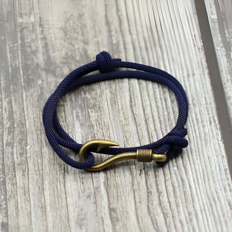 Bracelet cordon bleu marine avec hameçon en métal doré style nautique, modèle Guillaume.