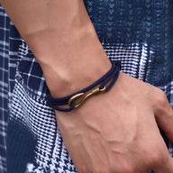 Bracelet cordon bleu marine avec hameçon doré réglable pour homme.