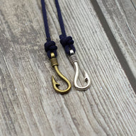 Bracelet cordon bleu marine avec hameçon en métal doré et argenté, style coulissant pour homme.