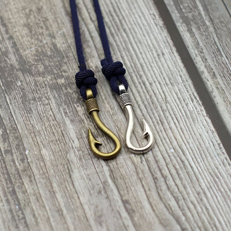 Bracelet cordon bleu marine avec hameçon en métal doré et argenté, style coulissant pour homme.