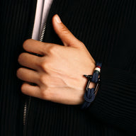 Bracelet cordon bleu avec mousqueton en acier inoxydable porté au poignet, style alluré homme.