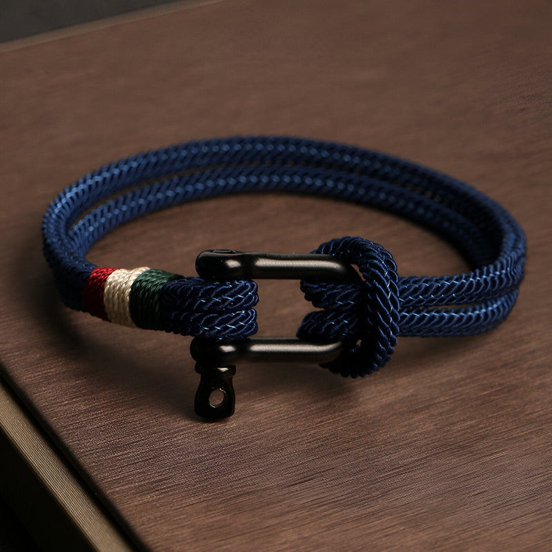 Bracelet cordon bleu marine avec mousqueton en acier inoxydable et détails tricolores rouge, blanc, vert.