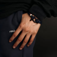 Bracelet cordon bleu avec mousqueton en acier inoxydable porté au poignet homme.