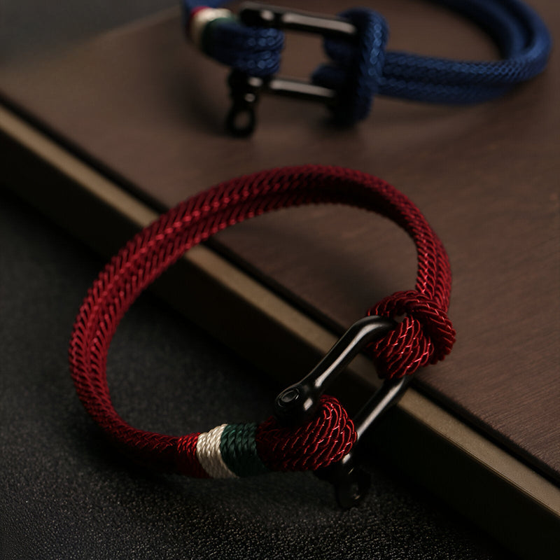 Bracelet cordon rouge avec mousqueton en acier inoxydable noir et détail tricolore vert blanc rouge.