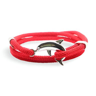 Bracelet cordon rouge pour homme avec dauphin en métal argenté central.